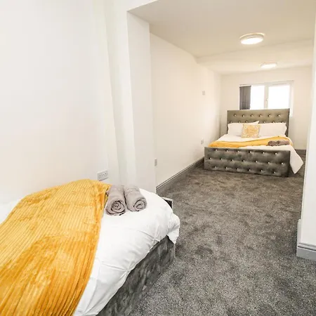 Holiday home Private House Sleeps 9 With Wi-fi Bradford (West Yorkshire)