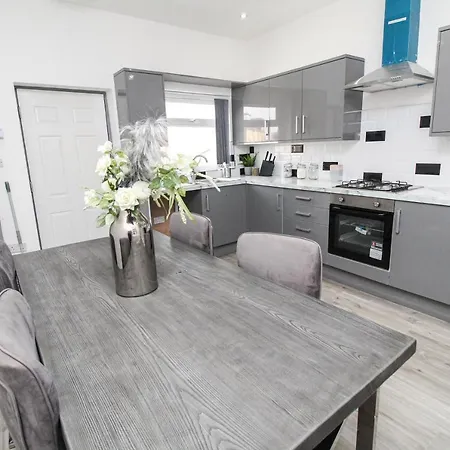 Holiday home Private House Sleeps 9 With Wi-fi