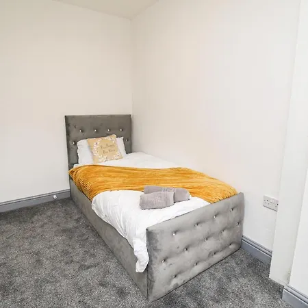 Holiday home Private House Sleeps 9 With Wi-fi Bradford (West Yorkshire)
