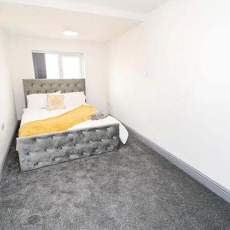 Holiday home Private House Sleeps 9 With Wi-fi Bradford (West Yorkshire)