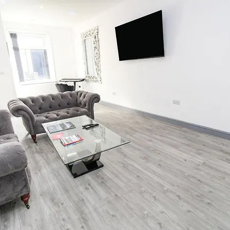 Private House Sleeps 9 With Wi-fi Holiday home Bradford (West Yorkshire)