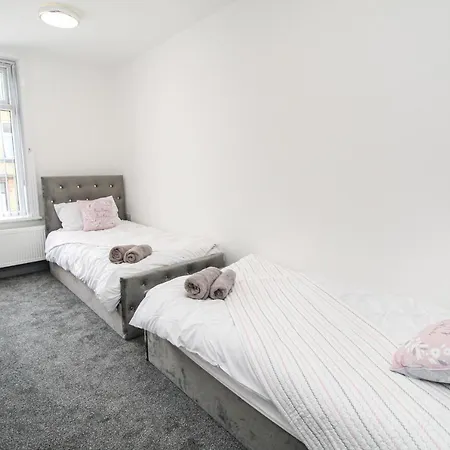 Private House Sleeps 9 With Wi-fi Holiday home *