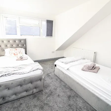 Holiday home Private House Sleeps 9 With Wi-fi *
