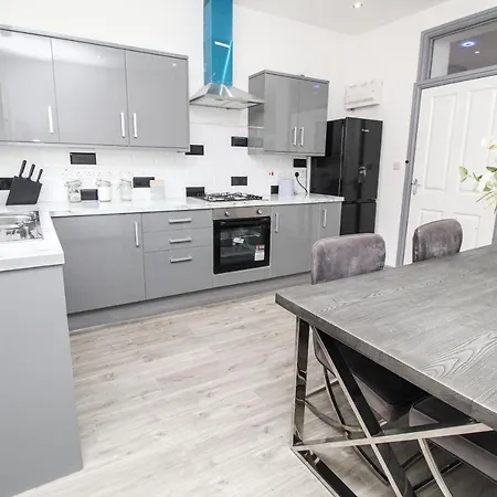 Holiday home Private House Sleeps 9 With Wi-fi *