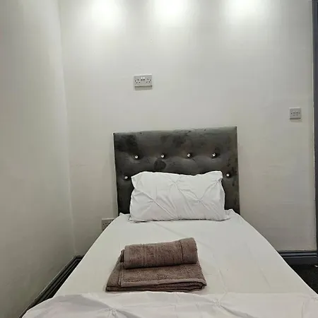 Private House Sleeps 9 With Wi-fi