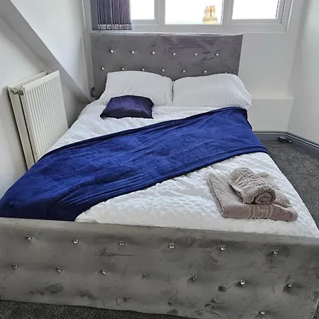 Private House Sleeps 9 With Wi-fi * Bradford (West Yorkshire)