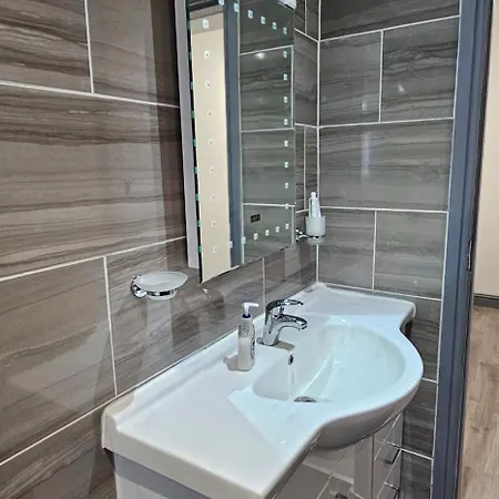 Holiday home Private House Sleeps 9 With Wi-fi Bradford (West Yorkshire)