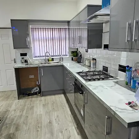 Holiday home Private House Sleeps 9 With Wi-fi