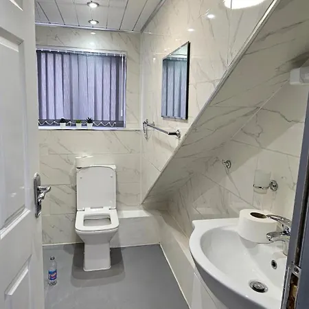 Private House Sleeps 9 With Wi-fi *