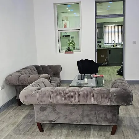 Private House Sleeps 9 With Wi-fi Holiday home *