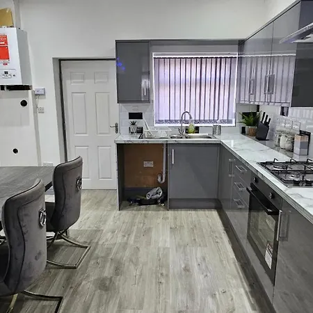 Private House Sleeps 9 With Wi-fi