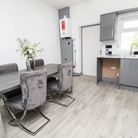 Remarkable 4-bed House In Bradford