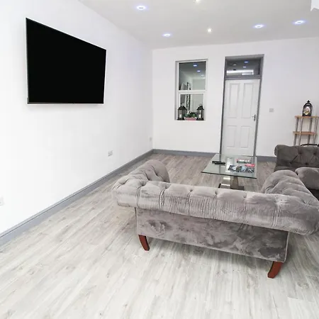 Holiday home Remarkable 4-bed House In Bradford Bradford (West Yorkshire)